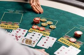 Evolution Gaming baccarat table interface on ovoslot login showing banker, player, and tie bet options